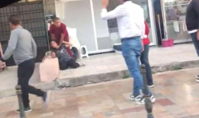 Cadde ortasında eşini bıçaklayan şüpheliyi linç etmek istediler; o anlar kamerada