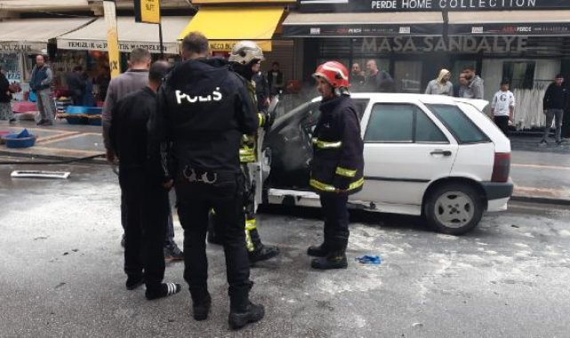 Caddede park halindeyken motoru tutuşan otomobil panik yarattı