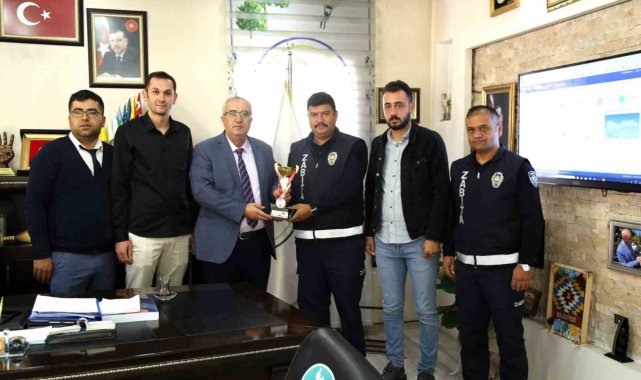 Çameli Voleybol Takımı kupayı Başkan Arslan'a takdim etti