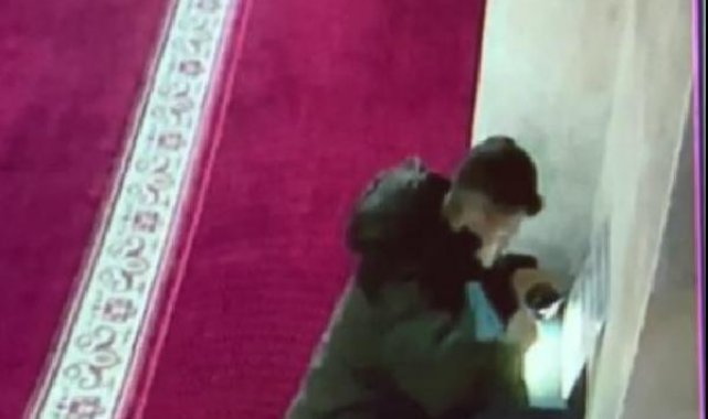 Cami kasasındaki bozuk paraları ısıttığı silikonla çaldı - Yeniden