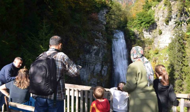 Camili havzasında bulunan Maral Şelalesine sonbaharda yoğun ilgi