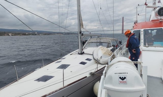 Çanakkale Boğazı'nda sürüklenen tekne kurtarıldı