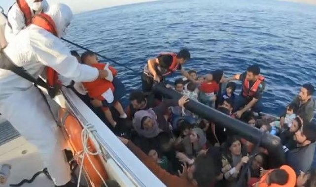 Çanakkale'de Yunan unsurlarının geri ittiği 1'i bebek 49 kaçak göçmen kurtarıldı
