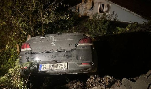 Çekmeköy'de otomobil evin bahçesine uçtu