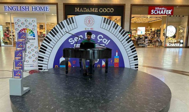 Ceylan Karavil Park'ta 'Sen De Çal' piyano etkinliği