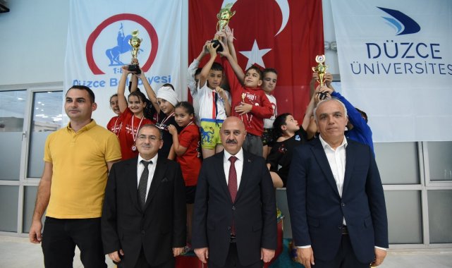 Çocuklar 100. Yıl için kulaç attı
