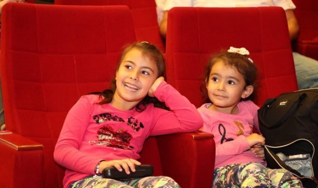 Çocuklar tiyatro oyunuyla eğlendi