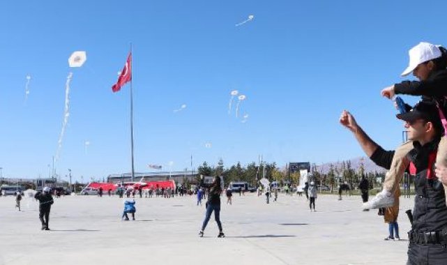 Çocuklar uçurtmaları, Gazze'de ölen yaşıtları anısına gökyüzüyle buluşturdu