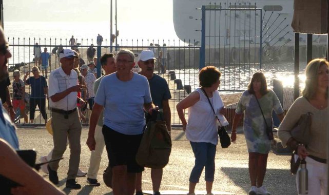 Çoğunluğunu ABD'li turistlerin oluşturduğu kruvaziyer Alanya'ya demir attı