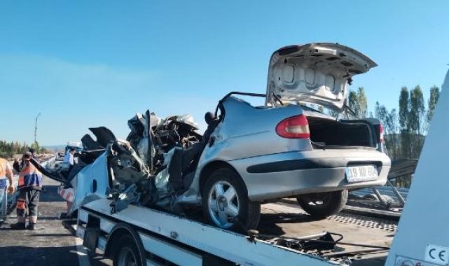 Çorum'da 2 otomobil kafa kafaya çarpıştı; 1 ölü, 2 yaralı