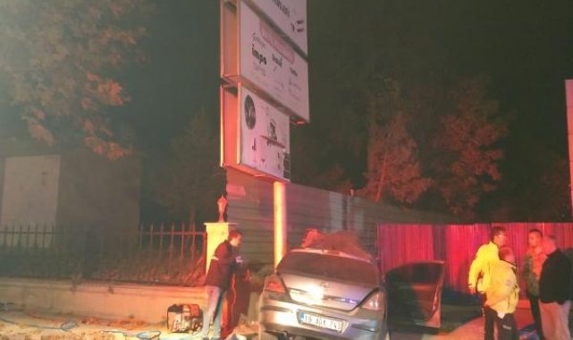 Çorum'da otomobil reklam panosu direğine çarptı: 3 ölü