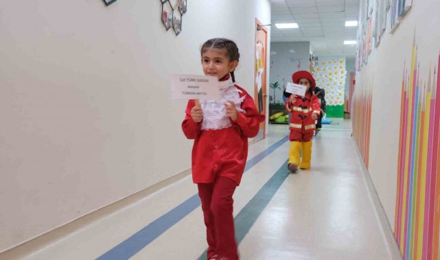 Çukurovalı miniklerden muhteşem cumhuriyet defilesi