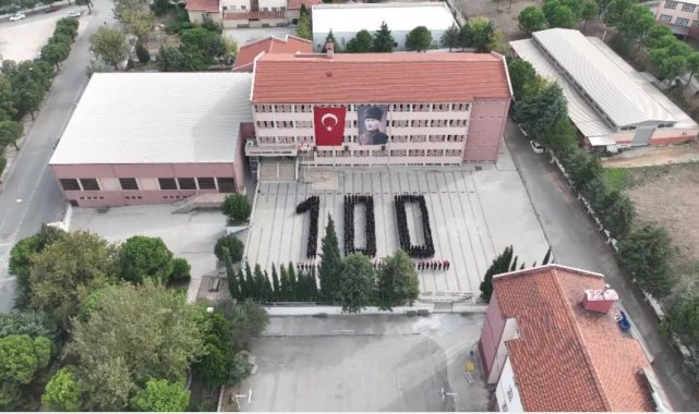 Cumhuriyet için öğretmenler klip yaptı, öğrenciler ise koreografi çizdi