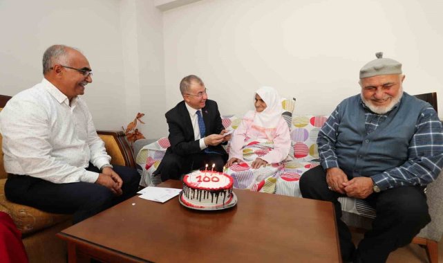 Cumhuriyet ile yaşıt Amasyalı Penpe nineye 100. yıl kimliği