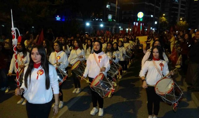 Cumhuriyet kutlamaları fener alayı yürüyüşüyle ile sona erdi