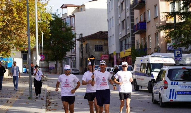 Cumhuriyet meşalesini Çankaya'ya taşıyan sporcular Bilecik'ten geçti