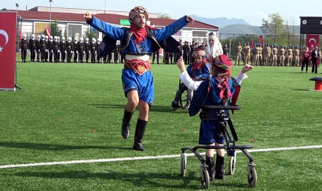 Cumhuriyet'in 100. yıl kutlamalarında engellilerin zeybek oyunu duygulandırdı