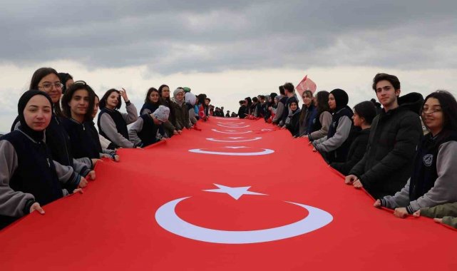 Cumhuriyet'in 100'ncü yılı kutlamaları Kop Dağı Şehitliğindeki yürüyüşle başladı