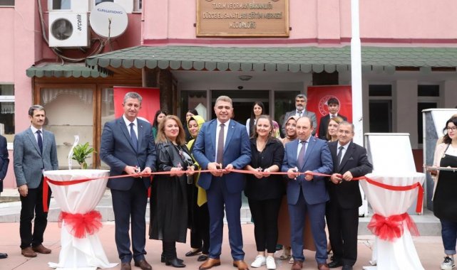 Cumhuriyet'in 100'ü sanat sergisi açıldı