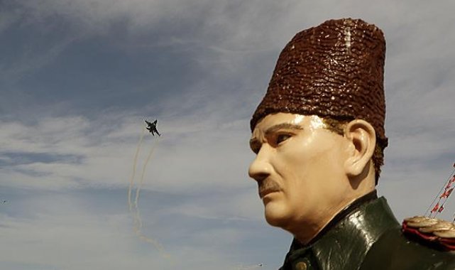 Cumhuriyet'in 100'üncü yılında SOLOTÜRK'ten Samsun'da selamlama uçuşu