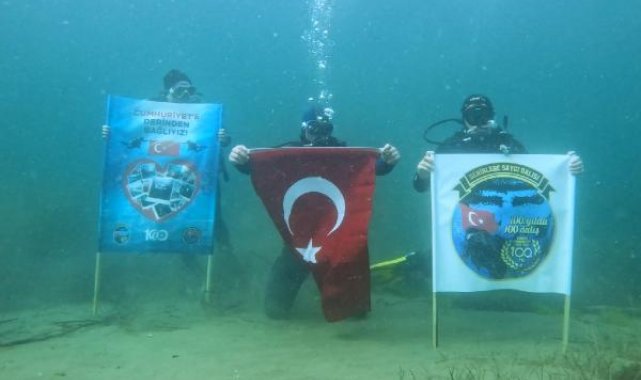 Cumhuriyet'in 100'üncü yılını su altında bayrak açarak kutladılar