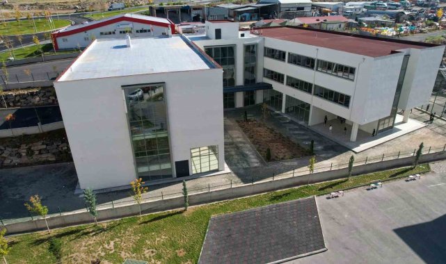 Cumhuriyetin 100. yılında Emine Gönen Ortaokulu Açılıyor
