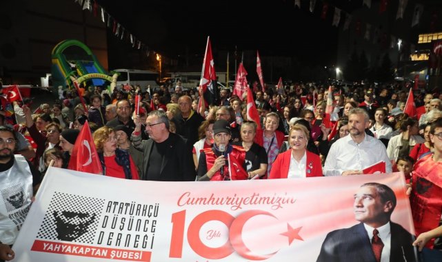 Cumhuriyetin 100. yılında İzmit sokaklarında coşkulu kutlama