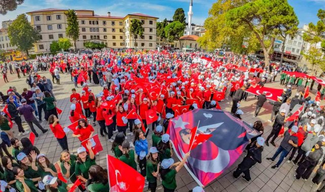 Cumhuriyetin 100'üncü yılı kutlamalarına özel bin 923 öğrenciyle kortej yürüyüşü