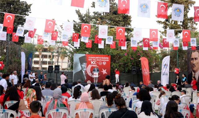 Cumhuriyetin kuruluşunun 100. yılı etkinliklerinde sevgi evlerinde kalan çocuklar renkli gösteriler sergiledi