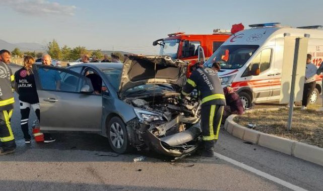 Denizli'de otomobil ile hafif ticari araç çarpıştı; 1 ölü, 5 yaralı