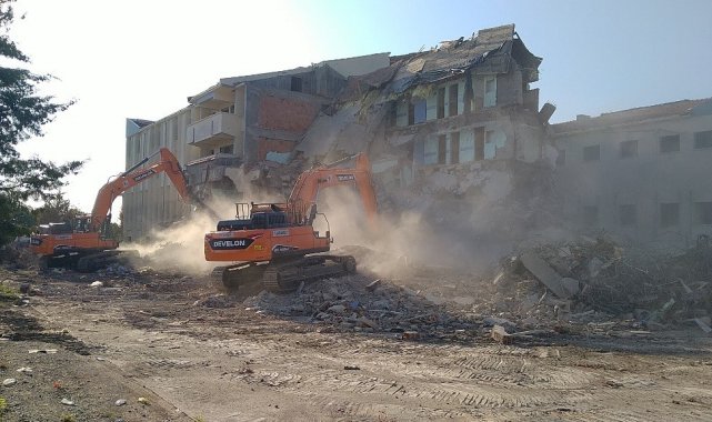 Depremde ağır hasar alan Erzin Devlet Hastanesi'nin yıkımı başladı