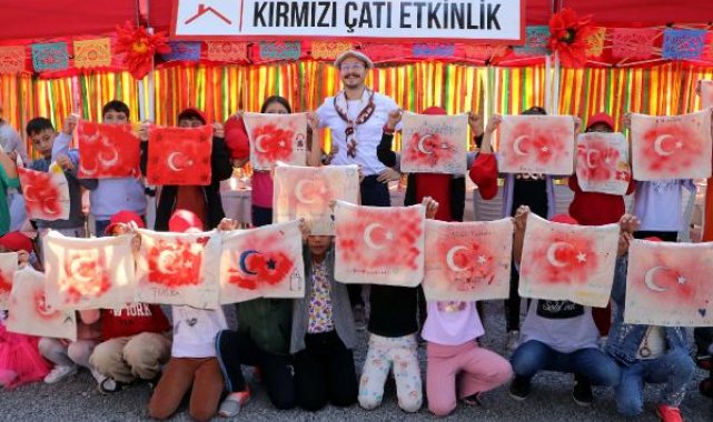Depremzede çocuklar 'Kırmızı Çatı' projesiyle Cumhuriyetin 100'üncü yılını kutladı