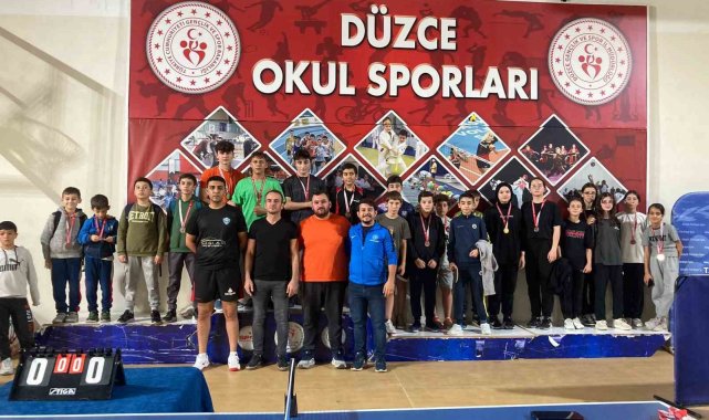 Dereceye girmek için raket salladılar