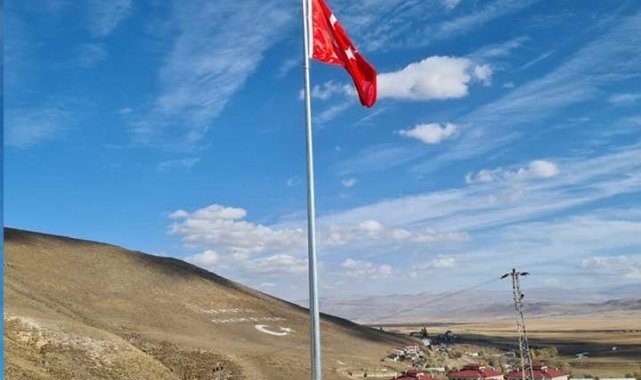 Dev Türk Bayrağı Çıldır semalarında dalgalanacak