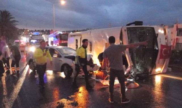 Devrilen midibüse otomobil çarptı: 4 yaralı