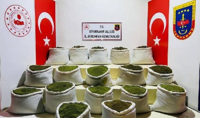 Diyarbakır'da 1 ton 354 kilo esrar ile 122 bin kök Hint keneviri ve skunk ele geçirildi