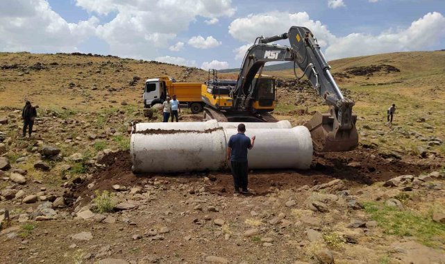 Diyarbakır'da kırsalda yol bakım ve üst yapı çalışmaları devam ediyor