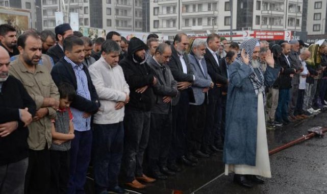 Diyarbakır'da sağanak altında Filistinliler için gıyabi cenaze namazı