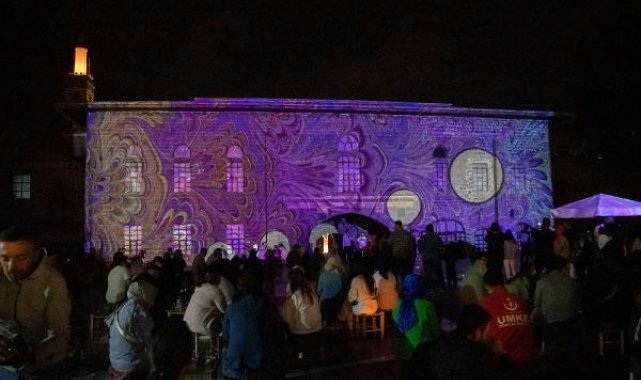 Diyarbakır'daki 'Sur Kültür Yolu Festivali'nde Ulucami'nin ön cephesinde mapping gösterisi