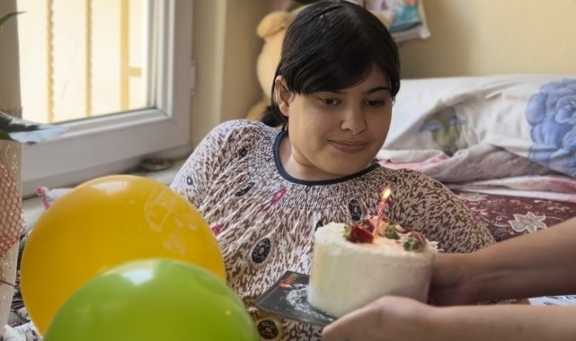 Doğuştan engelli evde bakım hastasına doğum günü sürprizi