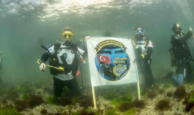 Dolmabahçe Sarayı önünde Cumhuriyetin 100. yılı için daldılar