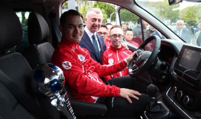 Down Sendromlu Özel Futsal Milli Takımı'na minibüs hediye edildi