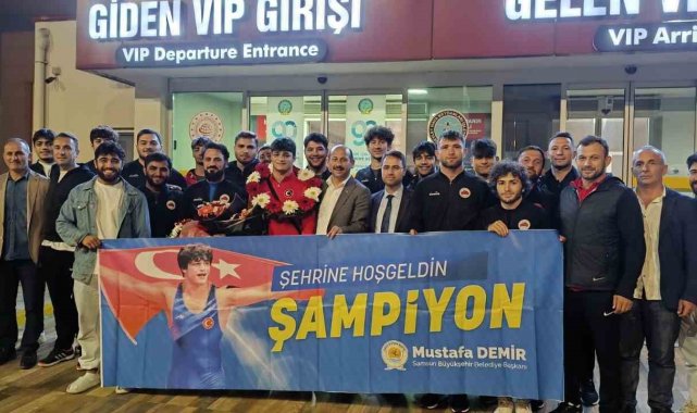 Dünya ikincisi güreşçi çiçeklerle karşılandı