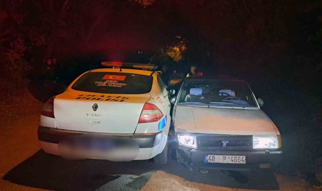 Dur ihtarına uymayan alkollü sürücü polis aracına çarptı