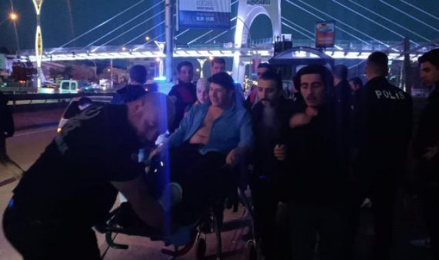 Durakta beklerken bıçaklandı, ambulansa gülerek bindi