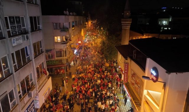 Edremit'te 100. Yıl Cumhuriyet Yürüyüşü ve Fener Alayı binlerce kişinin katılımıyla gerçekleşti