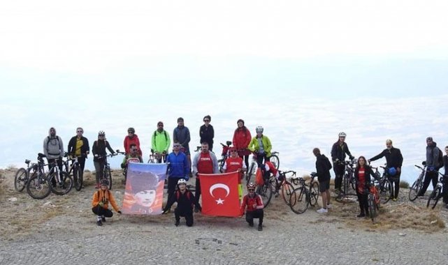 Ege'nin en yüksek noktasında Türk bayrağı açtılar