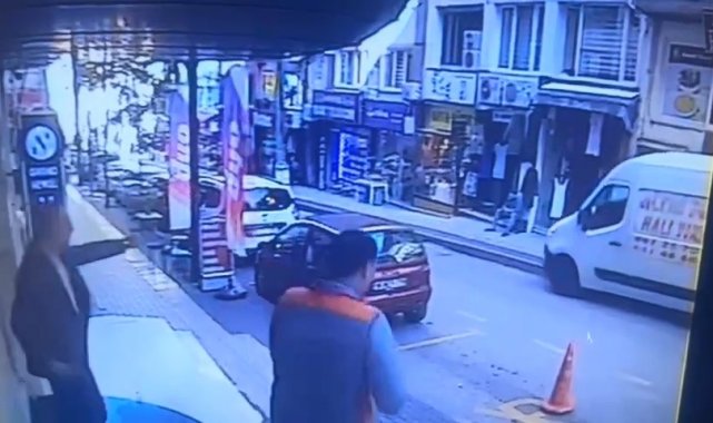 El freni çekmeyi unutulan aracı otopark görevlisi durdurdu