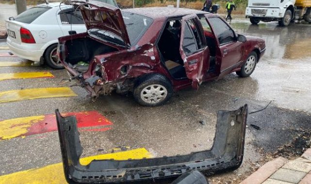 Elazığ'da hafif ticari araç, otomobile çarptı: 8 yaralı