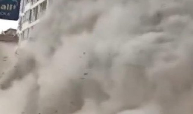 Elazığ'da kontrollü yıkım sırasında binanın bir bölümü çöktü